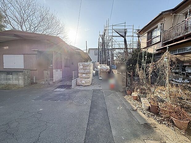 周辺は住宅が建ち並ぶ閑静な住宅街です。