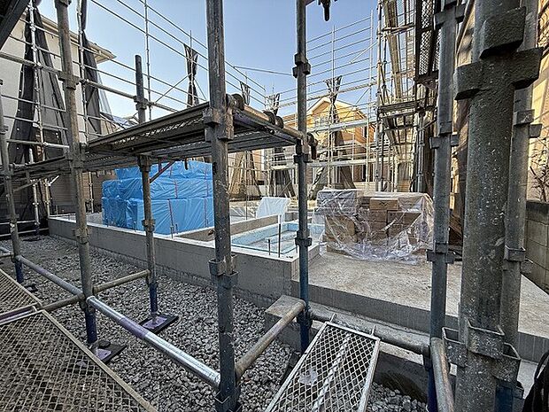 現在建物を建築中です、建築中の物件については現地確認の他、同施工会社の完成施工例のご案内、担当者のプレゼンテーションにてご検討ください。適切なご検討の方法をご説明させて頂きます。 