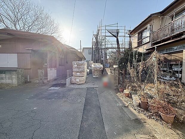 安心して暮らすことのできる住宅街。 住宅地の道路は一般に交通量が少なく車などの騒音が少ないため、住民にとって静かな生活環境が提供されます。