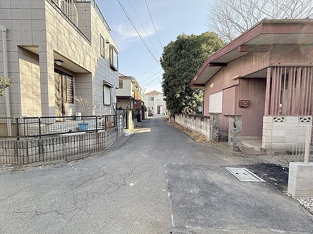 安心して暮らすことのできる住宅街。　住宅地の道路は一般に交通量が少なく車などの騒音が少ないため、住民にとって静かな生活環境が提供されます。 