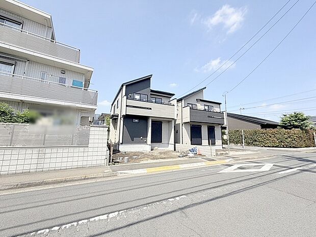 周辺の街並みの中で適度な主張、生活に溶け込むシンプルなデザインの外観が魅力の一戸建です。