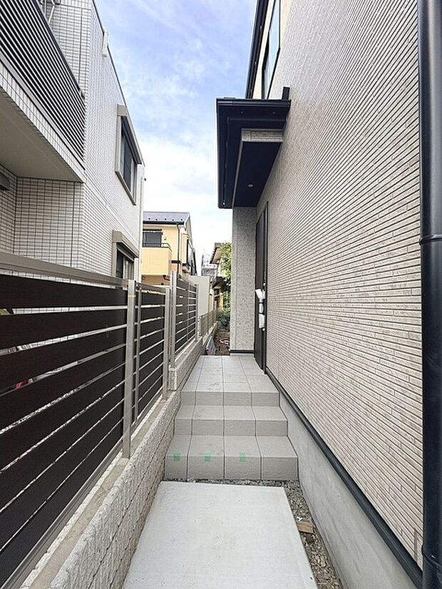 建物が完成しましたので室内のご見学予約スタート。当日のご見学予約も大歓迎です。お気軽にご連絡ください。エステート白馬国分寺店は火曜水曜も営業しております。 