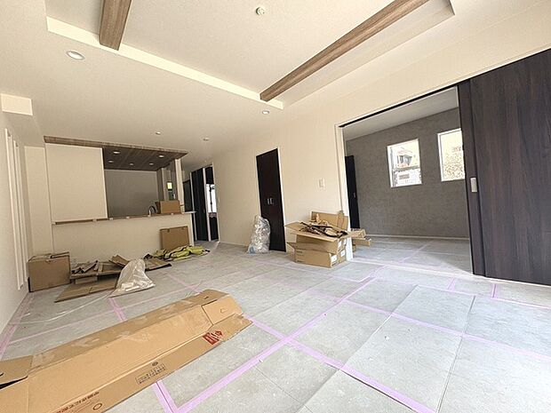家族が一番集まる場所だから広々としつつも素敵な空間であって欲しい。みんながくつろぐリビングからキッチンまでが一つの空間のように繋がる間取り。 