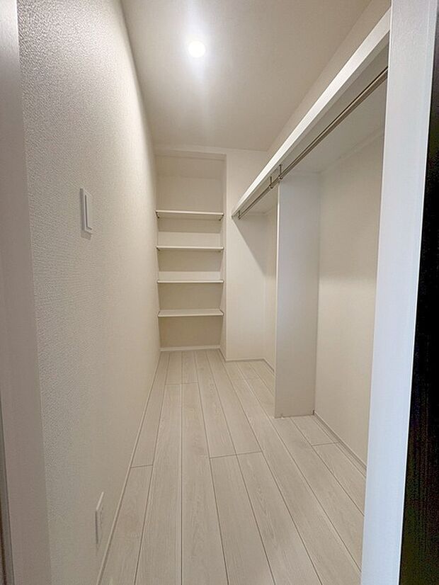 沢山の洋服も収納できそうなウォークインクローゼット。荷物の多い方には嬉しい設計。