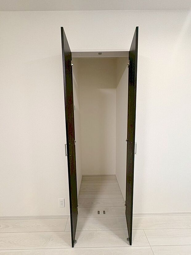 豊富な収納スペースもこの物件の特長の一つ。各所に収納が完備されており、生活をスッキリと整えることができます。