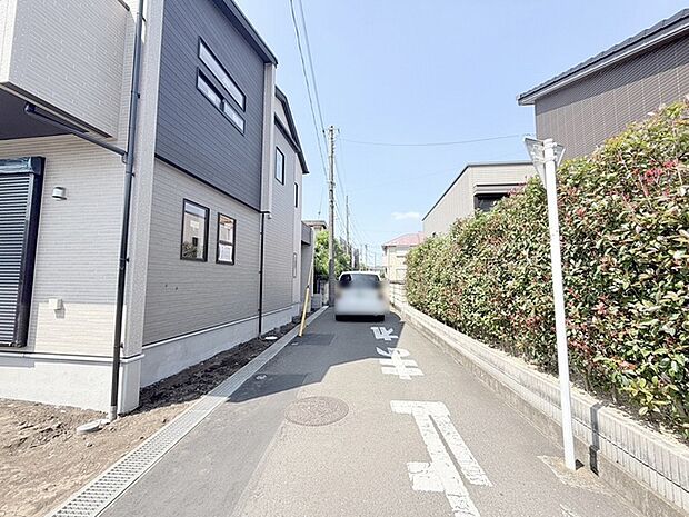 安心して暮らすことのできる住宅街。 住宅地の道路は一般に交通量が少なく車などの騒音が少ないため、住民にとって静かな生活環境が提供されます。