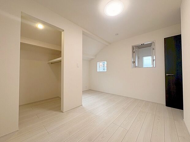 スタイリッシュなデザインと快適な居住性を兼ね備えた洋室。広々とした空間は、自分らしいインテリアを楽しむことができるほか、リラックスした時間を過ごすことができそうです。