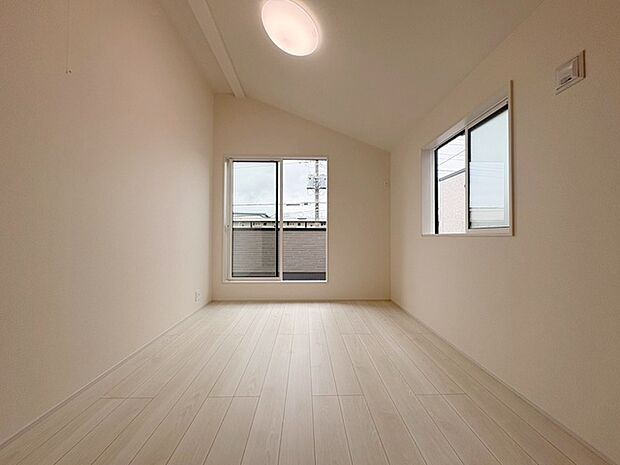 勾配天井の2階のお部屋。この勾配の角度がお洒落な雰囲気を感じさせてくれます。