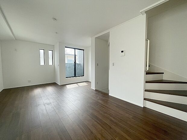 リビングの真ん中に階段がある人気のリビング階段。自然と家族のコミュニケーションが増えます。 