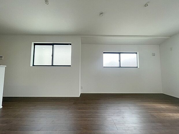 家族の集まるリビングは気持ちの良い自然光が差し込む団欒空間。室内のご見学予約も随時、受付中ですのでお気軽にお問合せください。