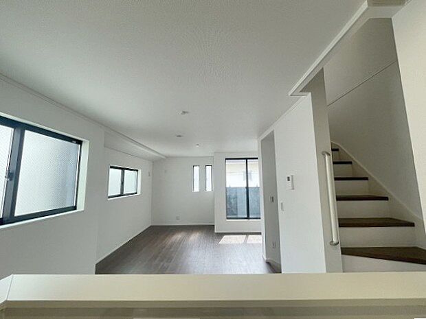 カウンターキッチンならではの開放的な見通し、全体が見渡せることでご家族の団欒スペースもより明るく笑顔が溢れる空間となります。