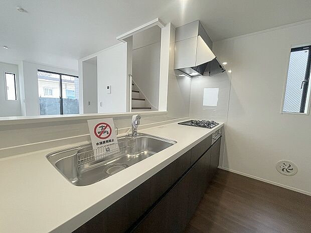 お料理をしながらリビングの家族やゲストとの会話が楽しめるカウンタータイプのキッチン。毎日のお料理を楽しく快適に。