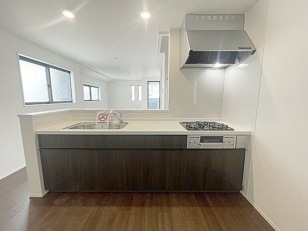 カウンターキッチンならではの開放的な見通し、全体が見渡せることでご家族の団欒スペースもより明るく笑顔が溢れる空間となります。