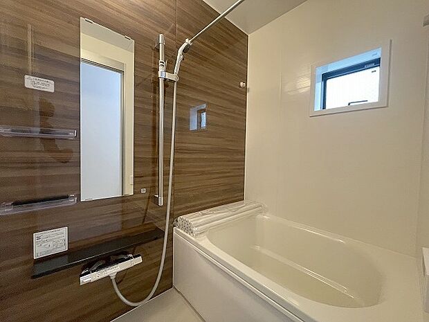 浴室乾燥機の他にも開口部のある浴室スペース。 お風呂上がりの湿気も、窓を開けておくことで改善可能。 お湯につかりながら、ちょっとした露天気分?