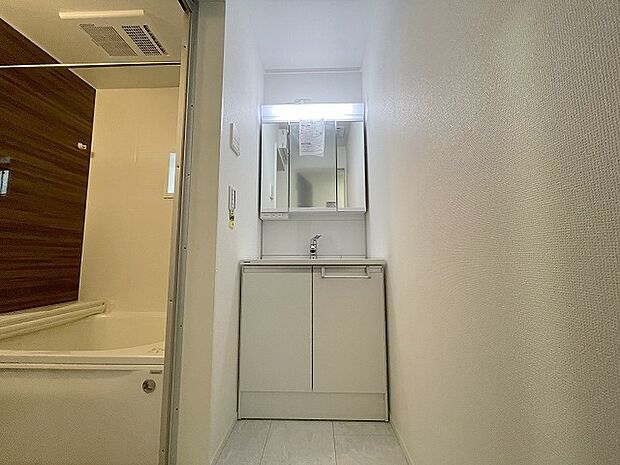 三面鏡に洗面台。 コンセントに照明機能、多機能性を備えた設備です。  