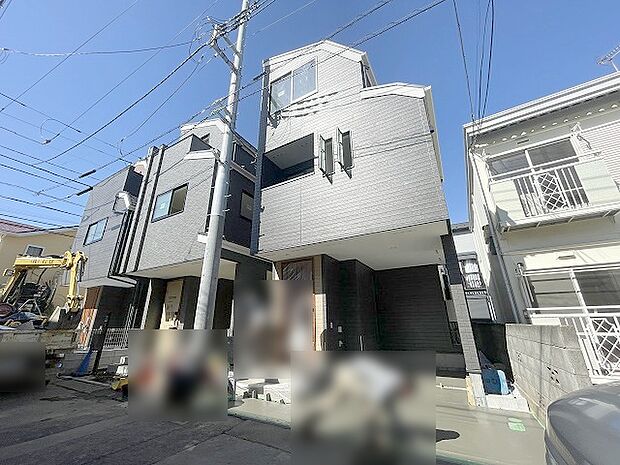 周辺の街並みの中で適度な主張、生活に溶け込むシンプルなデザインの外観が魅力の一戸建です。 