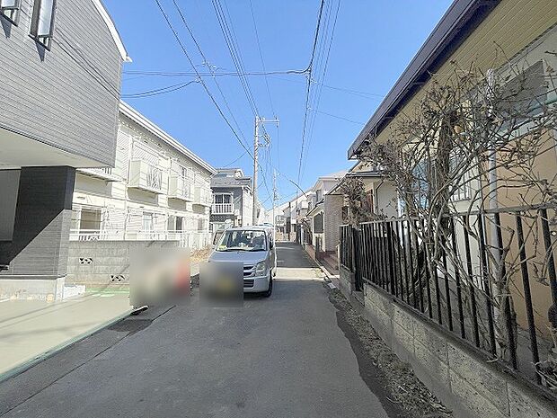 安心して暮らすことのできる住宅街。　住宅地の道路は一般に交通量が少なく車などの騒音が少ないため、住民にとって静かな生活環境が提供されます。 