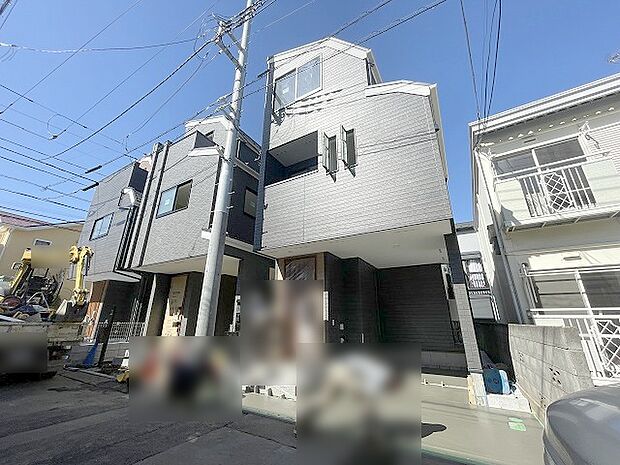 周辺の街並みの中で適度な主張、生活に溶け込むシンプルなデザインの外観が魅力の一戸建です。