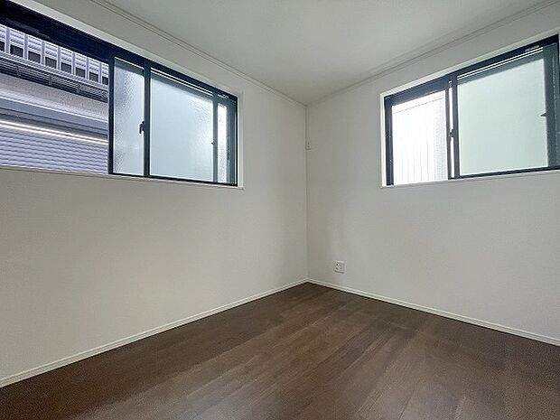 洋室はモダンなデザインと機能性を備え、快適な生活空間に。明るい窓から差し込む自然光が広々とした空間をさらに明るく開放的に感じさせます。  