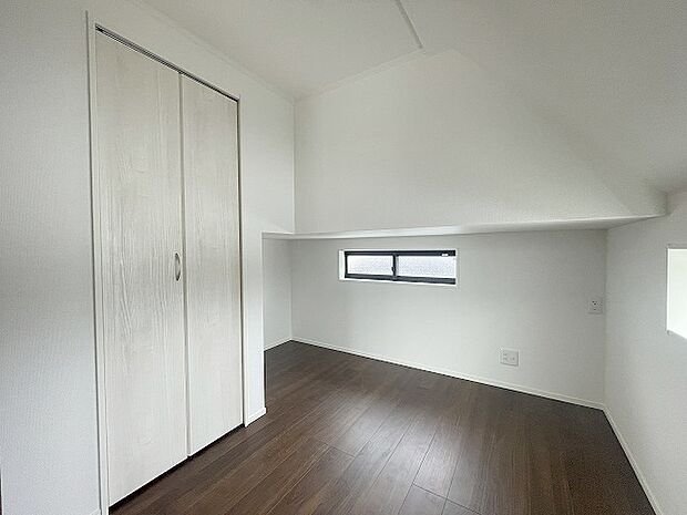 勾配天井の2階のお部屋。この勾配の角度がお洒落な雰囲気を感じさせてくれます。 