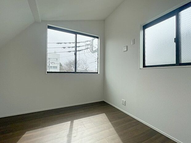 洋室はモダンなデザインと機能性を備え、快適な生活空間に。明るい窓から差し込む自然光が広々とした空間をさらに明るく開放的に感じさせます。  