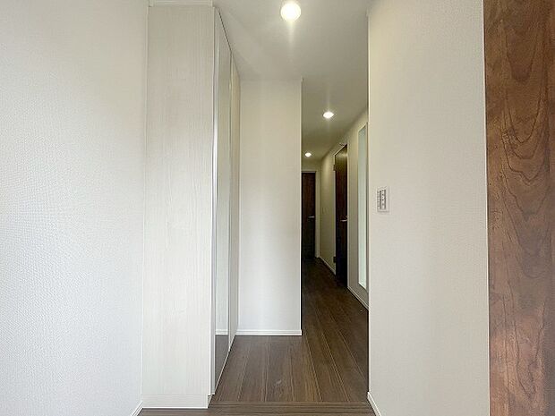 実際に室内をご見学頂くと生活のイメージが広がると思います。家具を置いたイメージや窓からの景色など。周辺で販売に出している物件も一緒にまとめてご見学頂き、比較する事もできます。