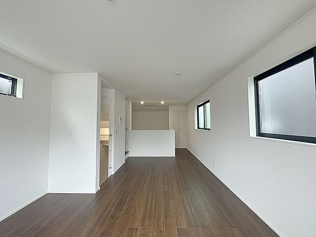 家族の集まるリビングは気持ちの良い自然光が差し込む団欒空間。室内のご見学予約も随時、受付中ですのでお気軽にお問合せください。 