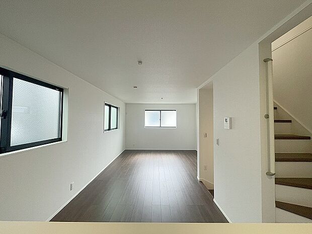 リビングの真ん中に階段がある人気のリビング階段。自然と家族のコミュニケーションが増えます。