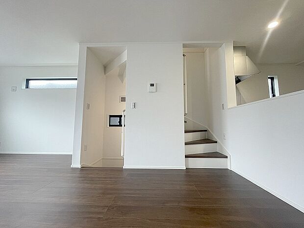 家族が食事するダイニングスペースをキッチンから見渡せる設計に。お料理をしながら家族とのコミュニケーションが増えそうな予感。