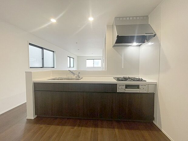 お料理をしながらリビングの家族やゲストとの会話が楽しめるカウンタータイプのキッチン。毎日のお料理を楽しく快適に。