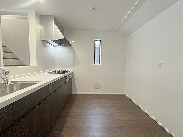 キッチンコンロスペースの近くには、空気の入れ替えが可能な開口部を設置！！ お料理をする際には、換気扇を回しながら匂いが籠らない様に開放してお料理もお楽しみ頂けます。 