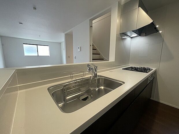 お料理をしながらリビングの家族やゲストとの会話が楽しめるカウンタータイプのキッチン。毎日のお料理を楽しく快適に。 