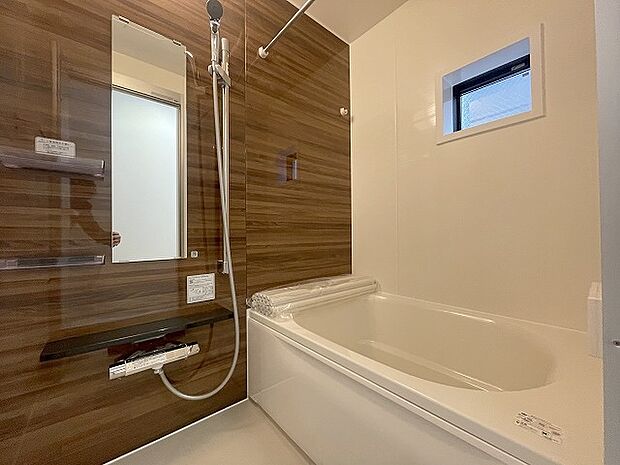 一日の疲れを癒してくれるゆったりとしたバスルームです。 