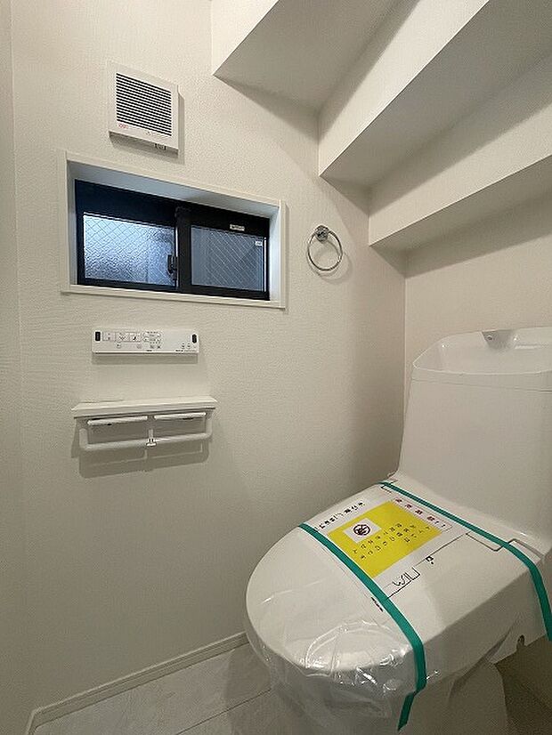 階段下を有効活用したトイレスペース。 便座はもちろんウォシュレット。  