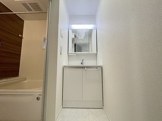 三面鏡に洗面台。 コンセントに照明機能、多機能性を備えた設備です。  