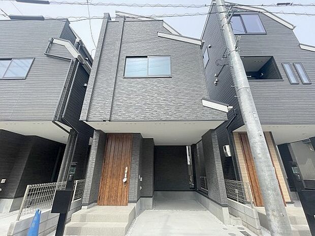 周辺の街並みの中で適度な主張、生活に溶け込むシンプルなデザインの外観が魅力の一戸建です。 