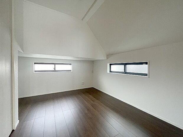 洋室はモダンなデザインと機能性を備え、快適な生活空間に。明るい窓から差し込む自然光が広々とした空間をさらに明るく開放的に感じさせます。  