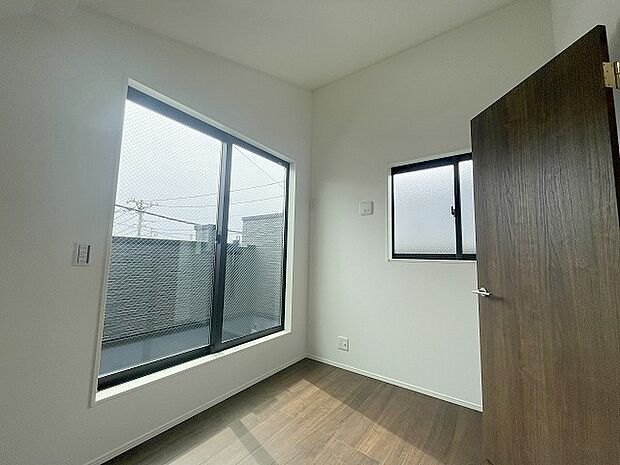 スマートなデザインと賢い収納が生活を快適にします。広々とした雰囲気を演出する工夫が施され、生活空間の魅力を引き出します。  