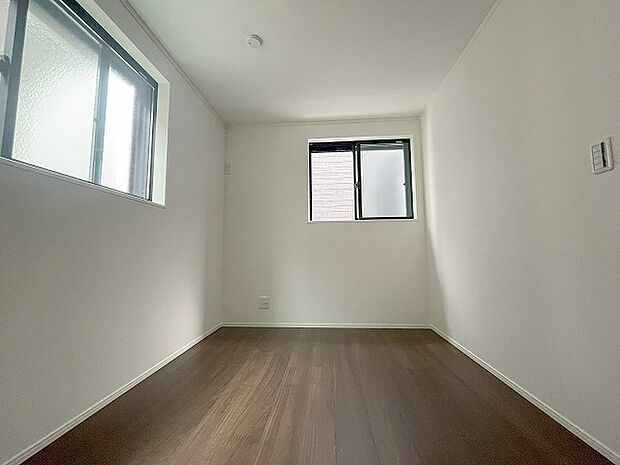 洋室はモダンなデザインと機能性を備え、快適な生活空間に。明るい窓から差し込む自然光が広々とした空間をさらに明るく開放的に感じさせます。  