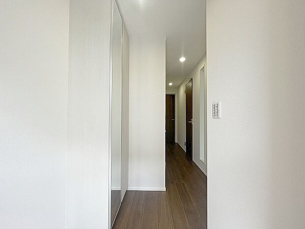 実際に室内をご見学頂くと生活のイメージが広がると思います。家具を置いたイメージや窓からの景色など。周辺で販売に出している物件も一緒にまとめてご見学頂き、比較する事もできます。