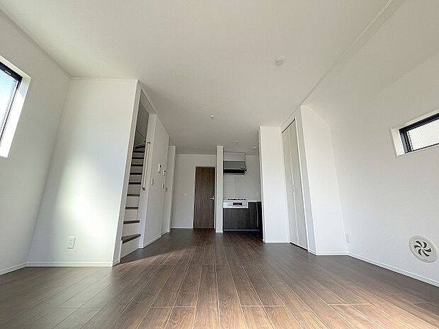 家族が食事するダイニングスペースをキッチンから見渡せる設計に。お料理をしながら家族とのコミュニケーションが増えそうな予感。