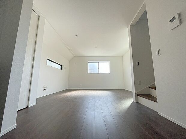 家族の集まるリビングは気持ちの良い自然光が差し込む団欒空間。室内のご見学予約も随時、受付中ですのでお気軽にお問合せください。