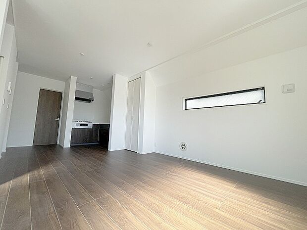 実際に室内をご見学頂くと生活のイメージが広がると思います。家具を置いたイメージや窓からの景色など。周辺で販売に出している物件も一緒にまとめてご見学頂き、比較する事もできます。