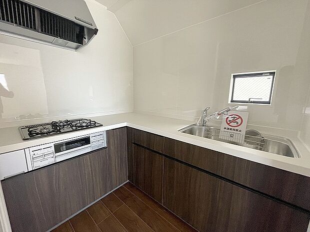 キッチンは、カウンターや壁付けタイプ、アイランドタイプ様々なパターンが御座います。