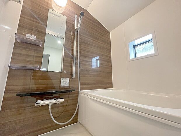 浴室乾燥機の他にも開口部のある浴室スペース。 お風呂上がりの湿気も、窓を開けておくことで改善可能。 お湯につかりながら、ちょっとした露天気分?