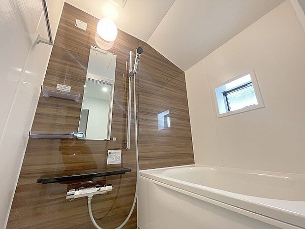 一日の疲れを癒してくれるゆったりとしたバスルームです。