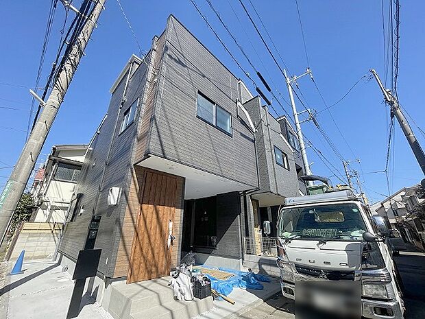 周辺の街並みの中で適度な主張、生活に溶け込むシンプルなデザインの外観が魅力の一戸建です。