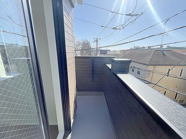 季節の変化や天気の良い日には、バルコニーでの時間が心地よく、気分をリフレッシュさせることができます。