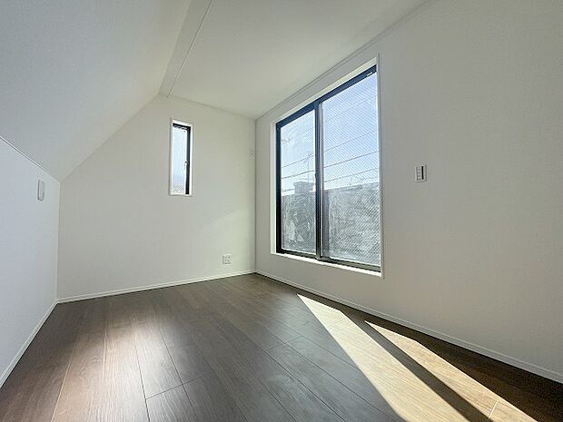 勾配天井の2階のお部屋。この勾配の角度がお洒落な雰囲気を感じさせてくれます。