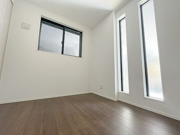 洋室はモダンなデザインと機能性を備え、快適な生活空間に。明るい窓から差し込む自然光が広々とした空間をさらに明るく開放的に感じさせます。